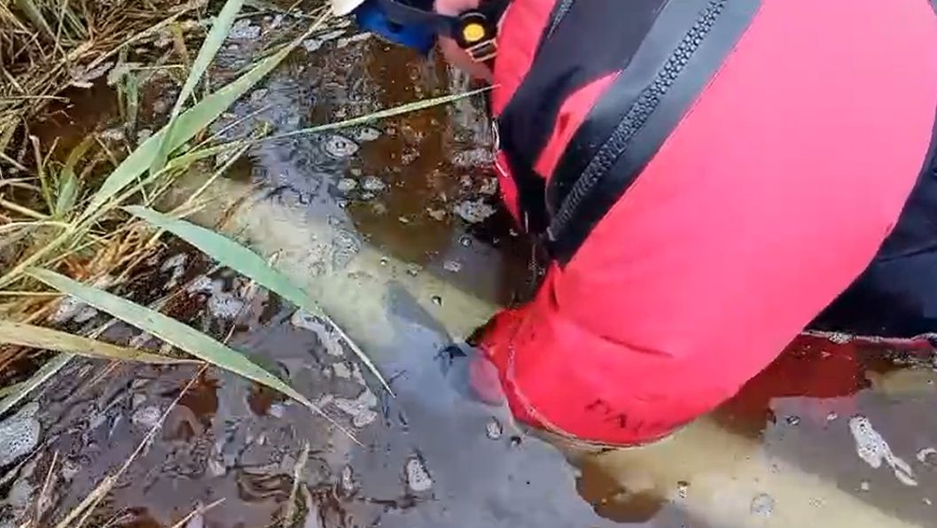 SylWrap HD is smoothed along an underwater gas pipe during a repair and protection programme carried out in Scottish rivers